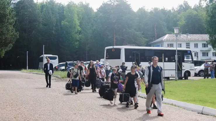 Красноярские школьники из льготных семей отправились на летний отдых
