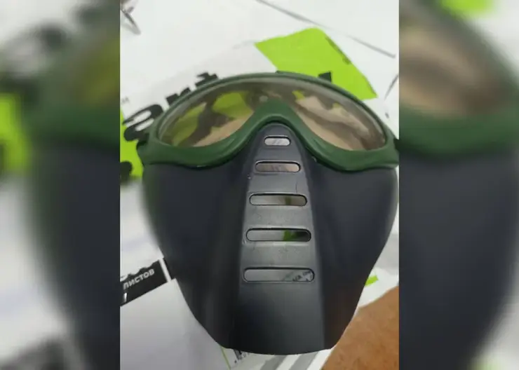 В Красноярске дедушка с игрушечным пистолетом и в детской маске ограбил магазин