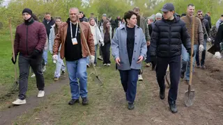 В Красноярске на Аллее памяти в красноярском Татышев-парке высадили 22 яблони в честь героев СВО