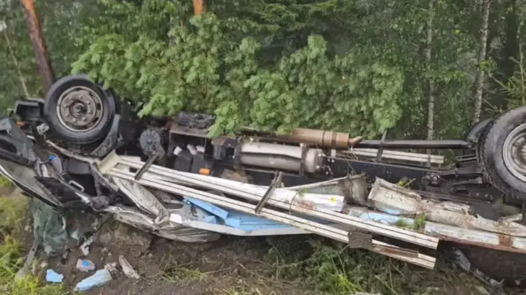 Машина всмятку. Грузовик улетел в кювет под Дивногорском: водитель скончался на месте