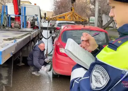 В центре Красноярска массово эвакуируют автомобили