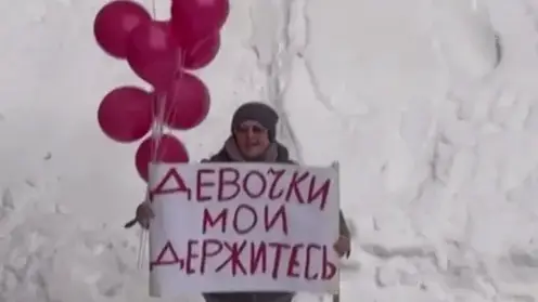 Женщина в Красноярске поддержала весь перинатальный центр с помощью шариков и плаката