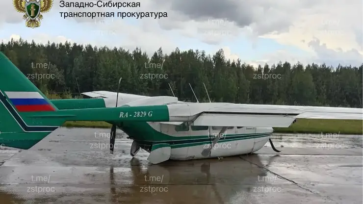 В Красноярском крае у самолета при посадке сложилось шасси