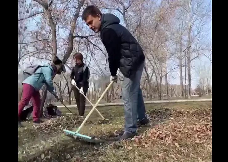Врио губернатора края Михаил Котюков вышел на общегородской субботник в Красноярске