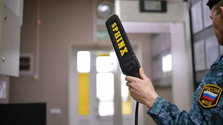 Более трех тысяч единиц оружия и боеприпасов пытались пронести в суды Красноярского края в 2025 году: среди них — электрошокеры, травматические и газовые пистолеты