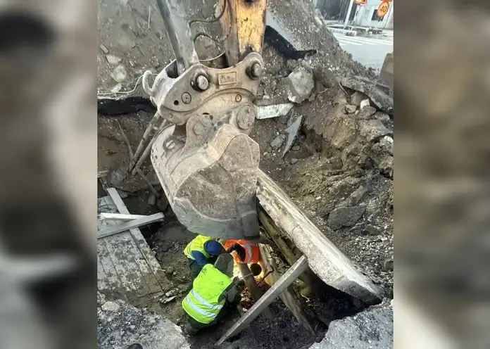 В Красноярске приступили к устранению аварии на водопроводе: начались сварочные работы