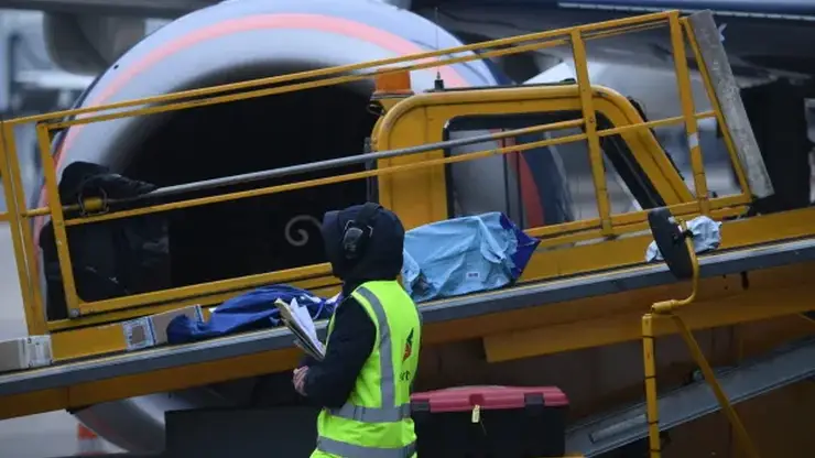 Авиакомпания заплатит жительнице Красноярского края за порчу багажа