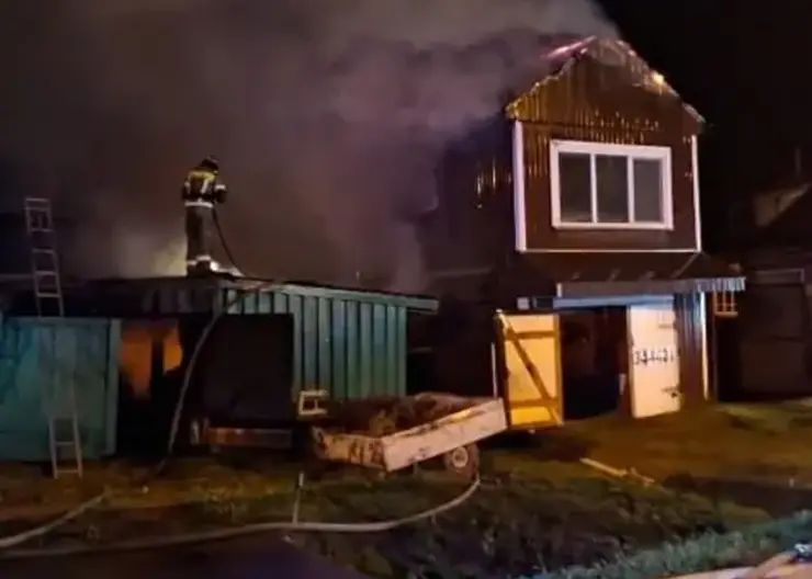 В Красноярском крае полицейские спасли пенсионеров и ребёнка во время пожара