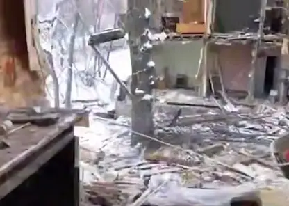 «Я дома, они продолжают ломать»: в Иркутске аварийную двухэтажку начали сносить, не дождавшись выезда всех жильцов