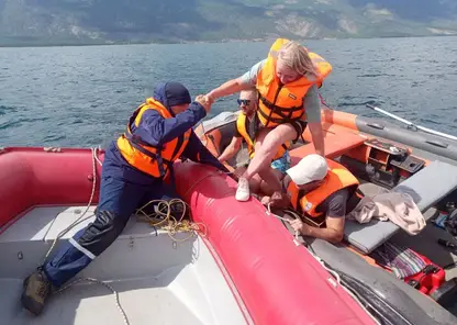 Четверых туристов вместе с собакой унесло от берега Байкала после поломки двигателя (видео)