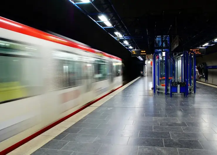 Остановился в метре от ребенка. В Новосибирске мальчик упал на пути в метро