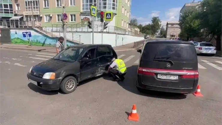 В центре Красноярска автоледи столкнулась с микроавтобусом
