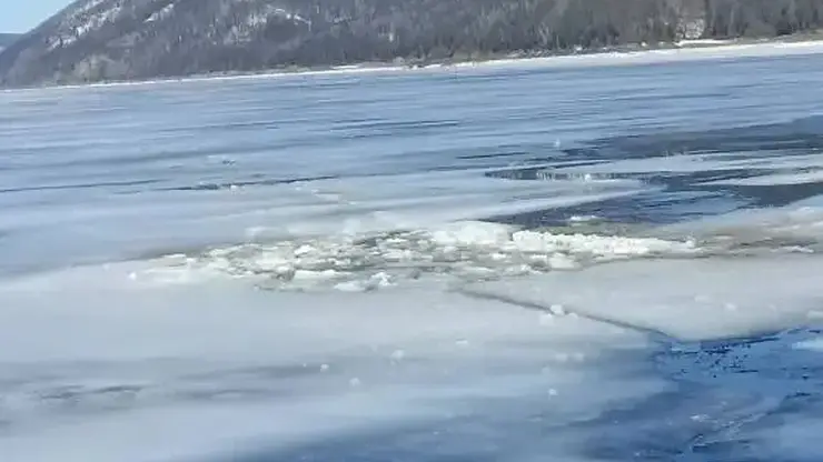 В Красноярском крае за неделю второй автомобиль провалился под лед: водитель успел выбраться