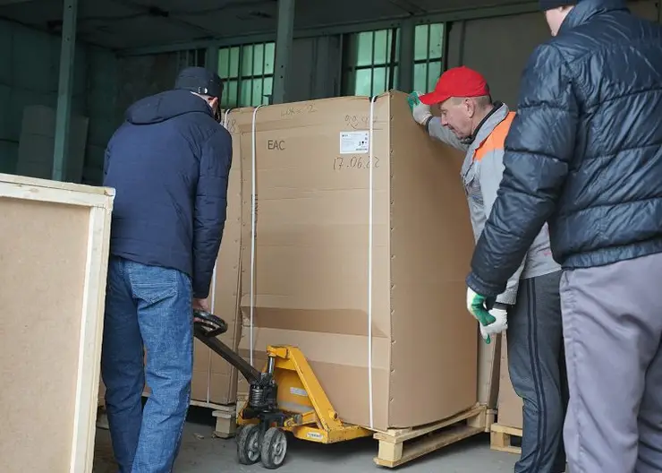 Ещё один гуманитарный груз направили из Красноярска в школы ЛНР