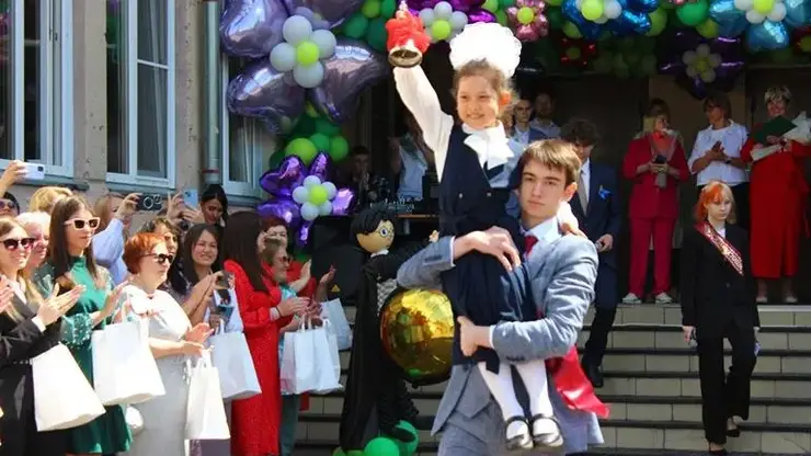 Последние звонки в школах Красноярска прозвенят 24 мая