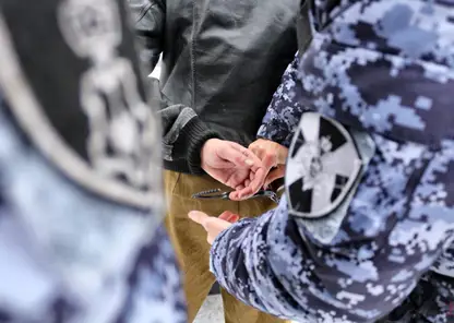 Росгвардейцы задержали мужчину, бросавшегося на соседей с ножом, в Красноярском крае