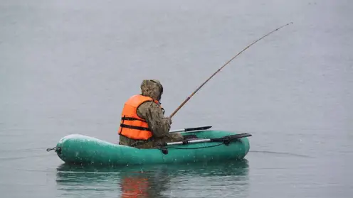 Новосибирское МЧС предупреждает рыбаков об опасности выхода на воду в плохую погоду