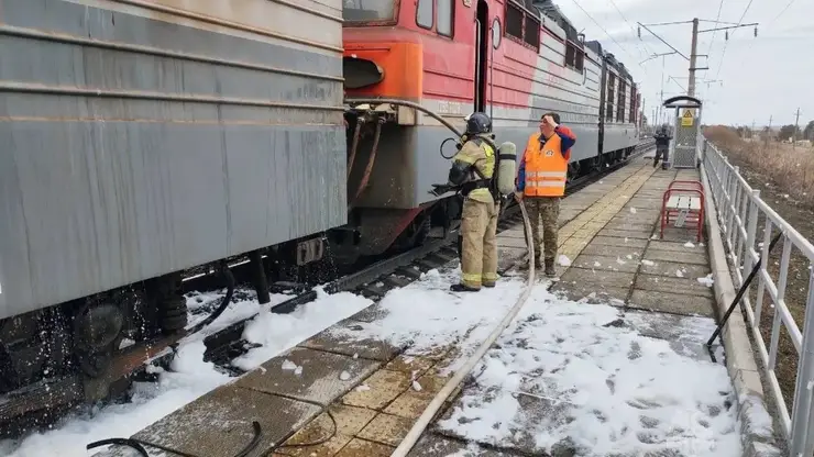 В Красноярском крае на перегоне станции Юбилейная загорелся электровоз, пострадал мужчина