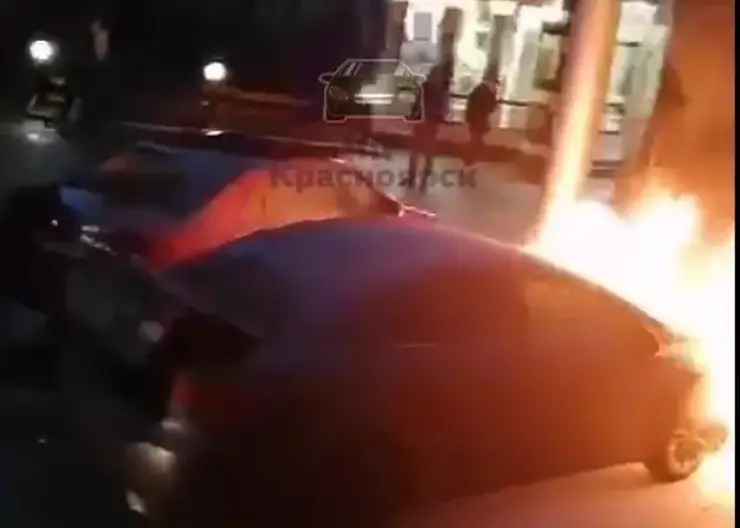 В центре Красноярска на перекрестке Мира - Робеспьера загорелся автомобиль