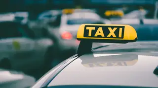 В Красноярске таксист предстанет перед судом за кражу 150 тысяч рублей у уснувшего пассажира