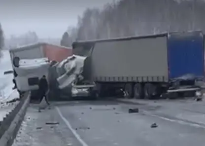 32-летний водитель Toyota погиб в ДТП с двумя большегрузами на трассе в Уярском районе