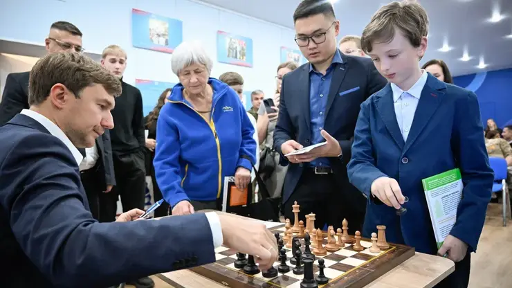 В штабе общественной поддержки «Единой России» в Красноярском крае открыли шахматный клуб Сергея Карякина