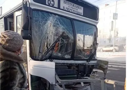 В Красноярске в ДТП с участием автомобиля, автобуса и трамвая пострадали люди