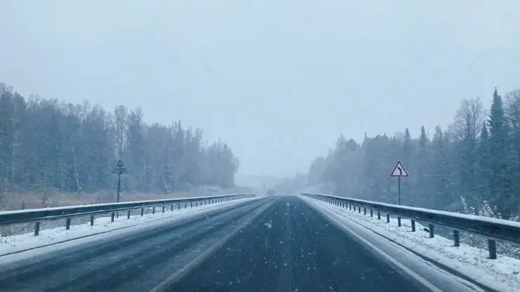 В Красноярском крае замело сразу несколько трасс