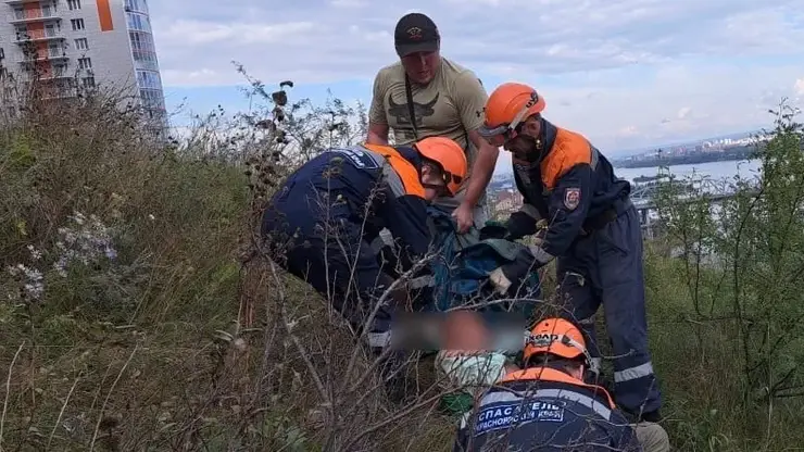 В Красноярске мужчина упал со склона смотровой площадки