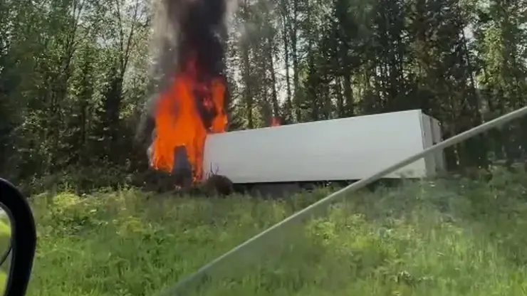 Фура загорелась на трассе под Красноярском (видео)