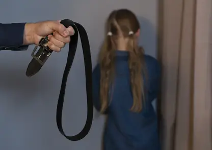 Иркутянин избил свою 17-летнюю дочь и вытолкнул из окна 4 этажа за прогул уроков