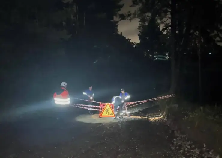 В Октябрьском районе Красноярска из-за дождя размыло дорогу