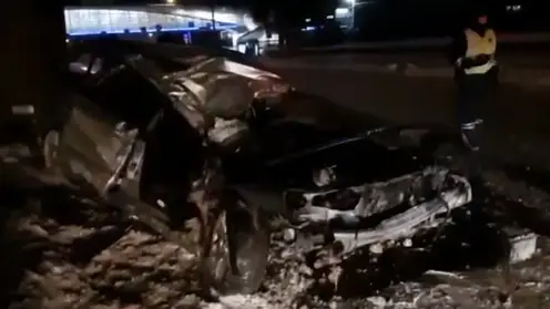 В Новосибирске погибли водитель и пассажир Subaru Legacy, который вырезался в опору моста