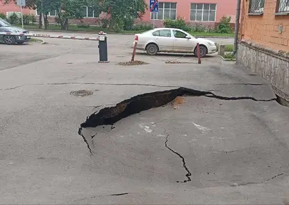 В Красноярске ввели режим ЧС из-за провала грунта у пятиэтажки на Бограда
