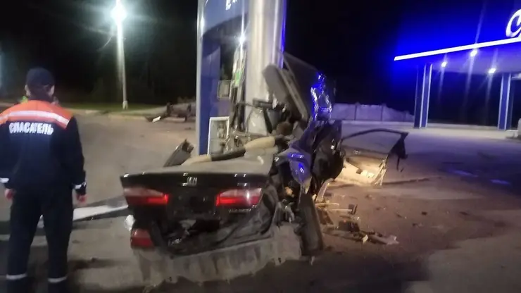 В Красноярском крае мужчина погиб в ДТП, врезавшись в автозаправочную колонку