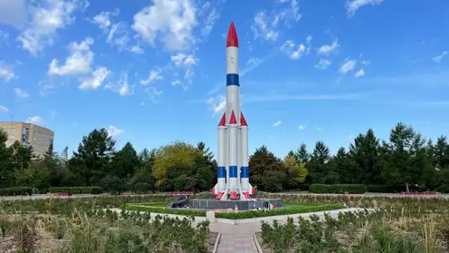 В Красноярске в сквере «Космонавтов» обновляют ракету