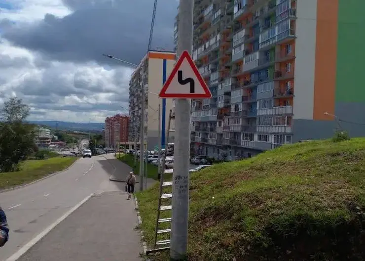 На ул. 60 лет Образования СССР в Красноярске появились знаки «Опасный поворот»