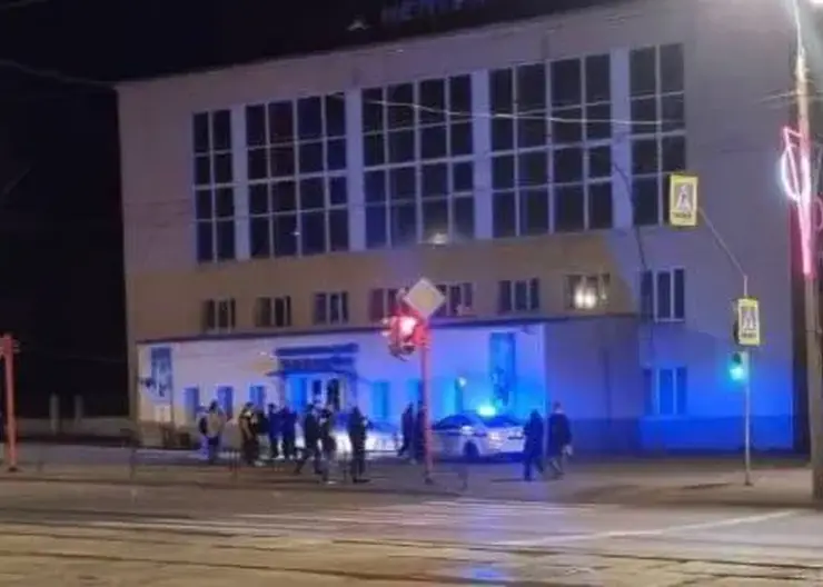 В Ачинске пьяный водитель въехал в здание бассейна