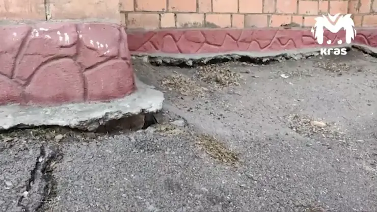 В Красноярске снова провалился грунт у дома на улице Бограда