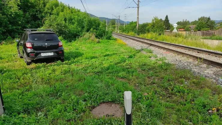 Автомобиль попал под поезд под Красноярском