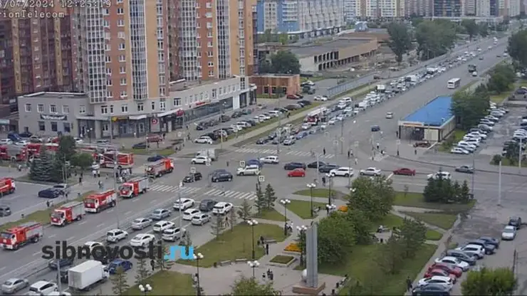 В Красноярске массово эвакуируют людей из здания Ванкора на 78-й Добровольческой Бригады. Рядом замечены десятки пожарных машин