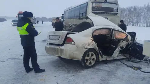 В Новосибирской области в ДТП с рейсовым автобусом и двумя машинами погибли мужчина и ребенок