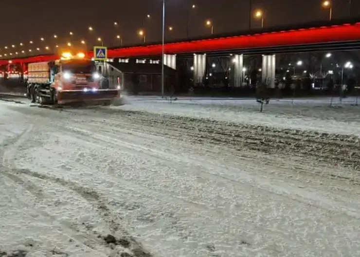 Красноярские дорожники всю ночь боролись со снегопадом: на улицах работало более 50 спецмашин