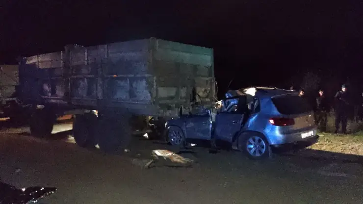 В Новосибирской области водитель влетел в трактор и погиб