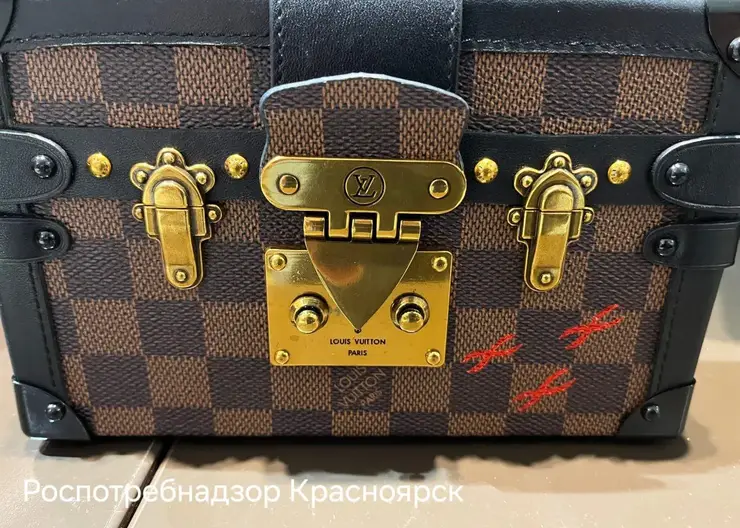 Красноярский бутик обязали утилизировать поддельные Prada, Versace и Dior на 700 тысяч рублей