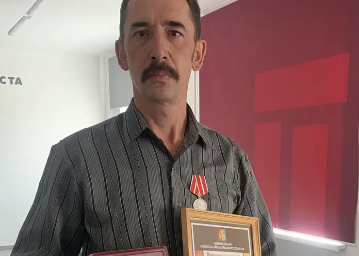 В Канском районе военнослужащего наградили медалью за спасение своих товарищей