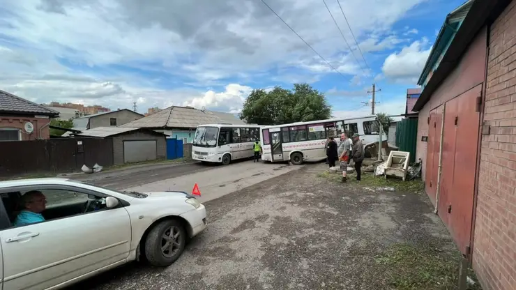 На правобережье Красноярска автобус въехал в забор жилого дома  