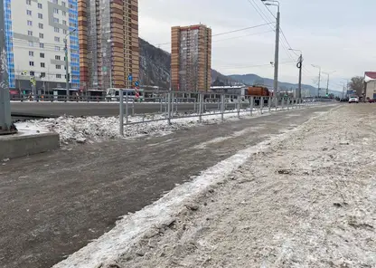 В Красноярске на ул. Свердловской поставили ограждения в районе съезда с Николаевского моста