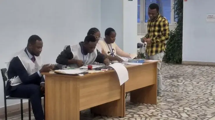 В Красноярске открылся избирательный участок для выборов президента Гвинеи