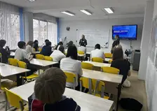ВТБ: более 600 красноярских подростков научили распознавать уловки мошенников